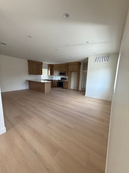 Building Photo - 10157 Swinton Ave