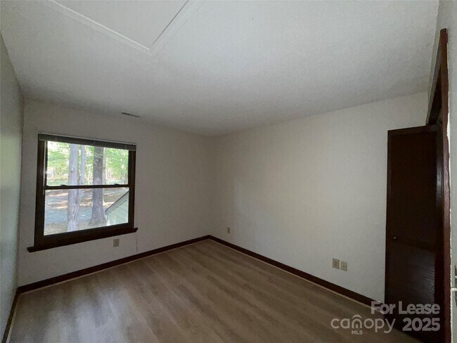 Building Photo - 217 Raintree Dr