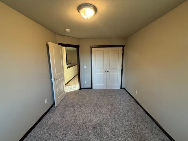 Building Photo - 713 Park Ln