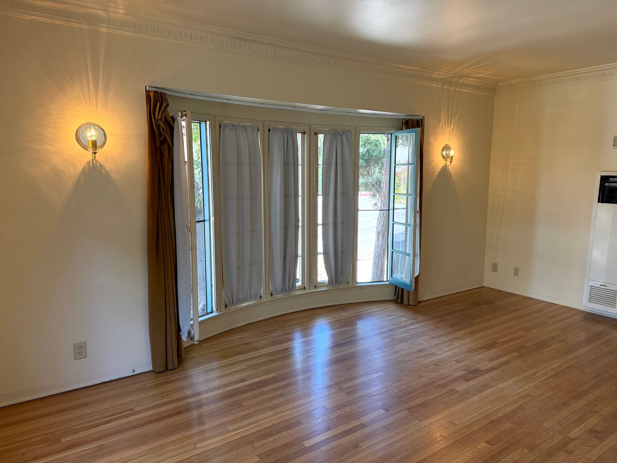 Building Photo - 5408 1/2 Franklin Ave