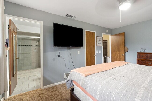 Building Photo - Rare 4-bedroom home in Camino for rent!