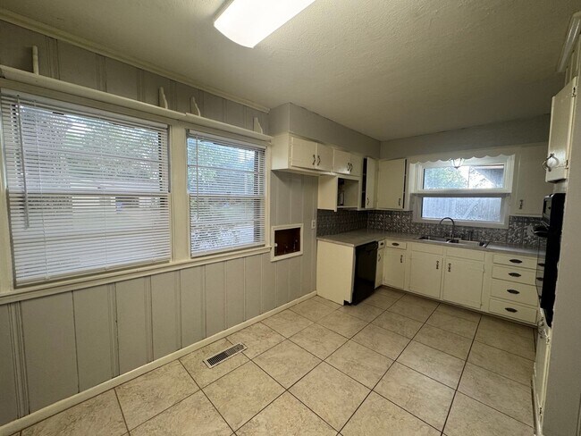 Building Photo - 2349 Mt Carmel Dr