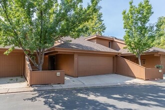 Building Photo - Beautiful Townhome in Central Colorado Springs!