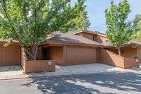 Building Photo - Beautiful Townhome in Central Colorado Springs!
