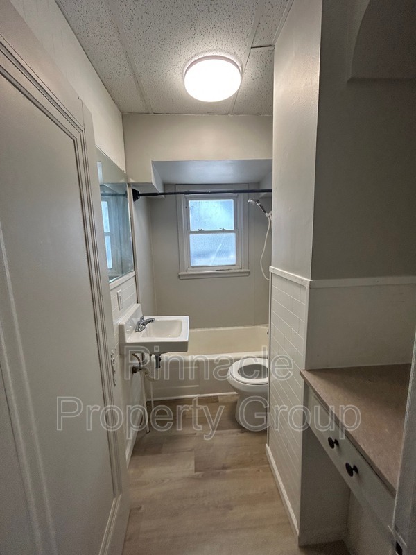 Building Photo - 834 N Leroy St