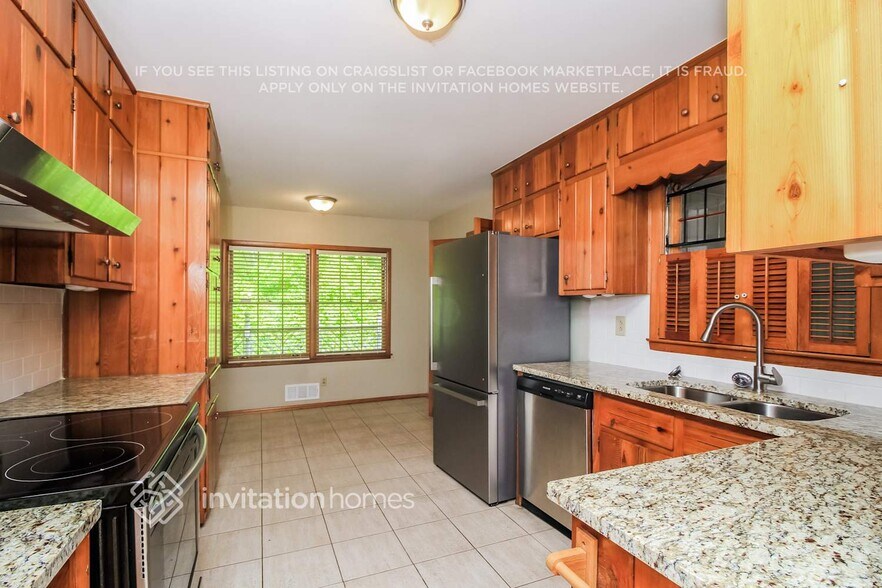 Building Photo - 1599 Knob Hill Dr NE