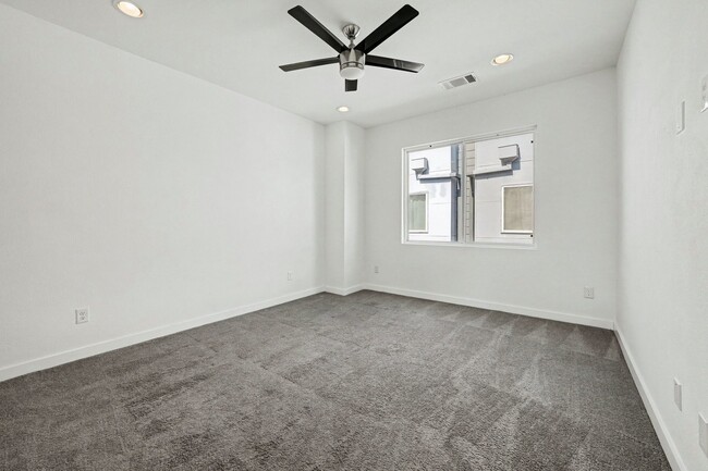 Building Photo - 910 W 19th St