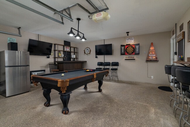 Building Photo - 864 Warwick Dr