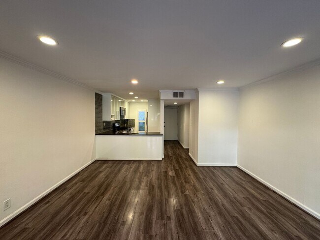 Building Photo - Beautiful 1Bd/1Ba Condo Overlooking Stream...