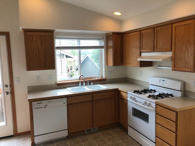 Building Photo - House Share