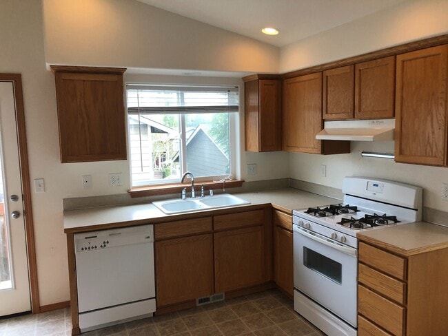 Building Photo - Singular room for rent with shared living space.
