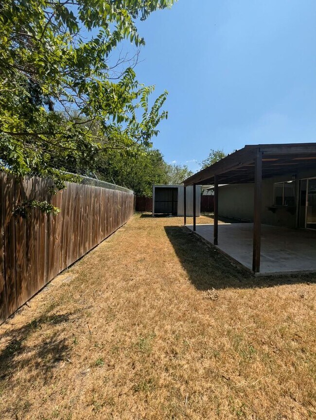 Building Photo - 6807 Blue Lake Dr