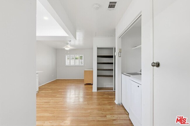 Building Photo - 2752 Guirado St