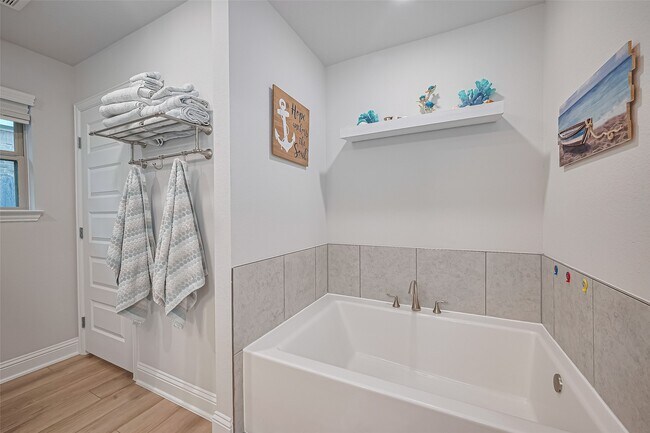 Building Photo - 2712 Golden Palms Ln