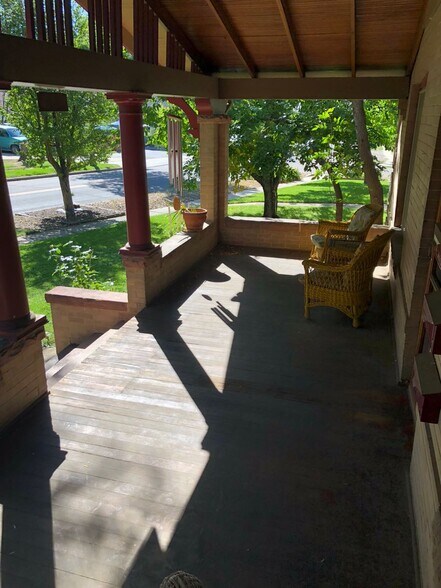Communal Porch - 1270 3rd Ave