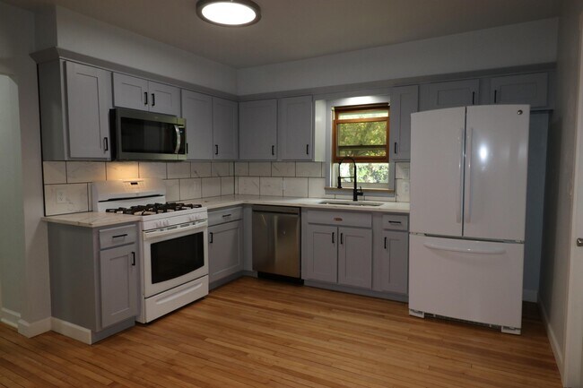 Building Photo - 855 Langlade Ave