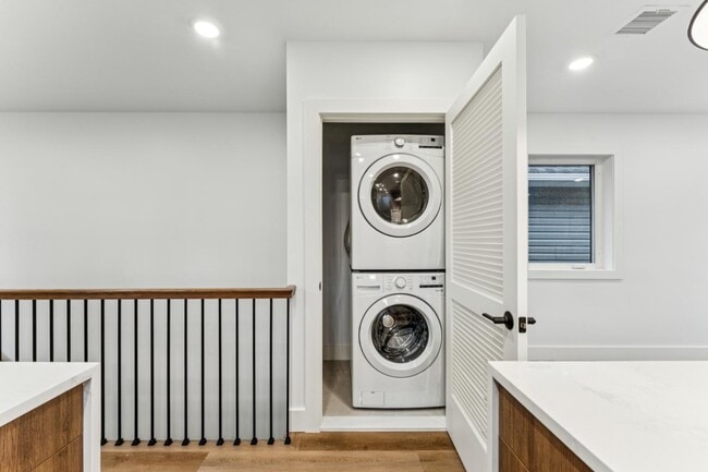 Building Photo - 84 Hollywood Ave