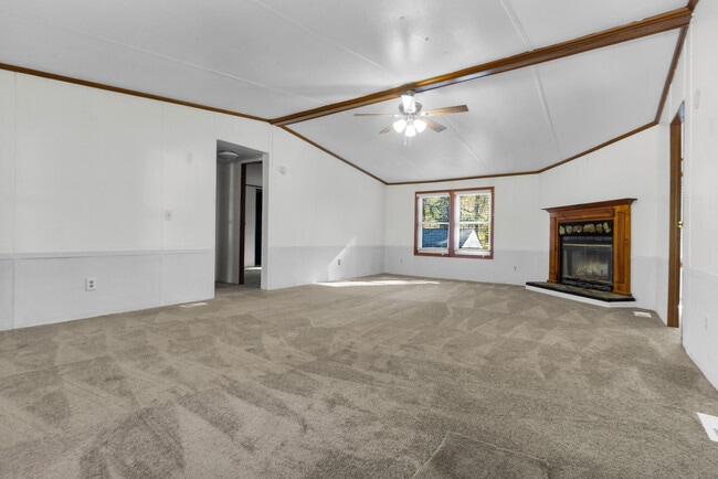 Building Photo - 220 Tree Ln