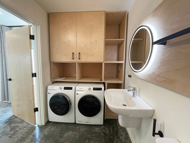 Building Photo - 1614 6th Ave