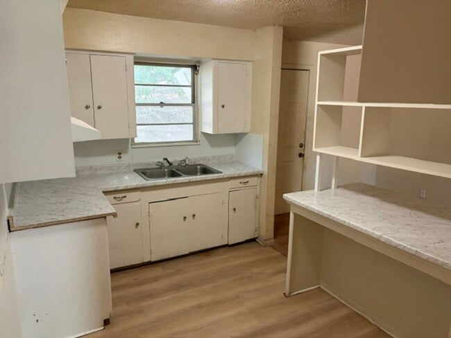 Building Photo - 3425 Sunset Dr