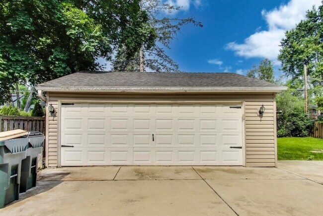 Building Photo - 950 N Haddow Ave