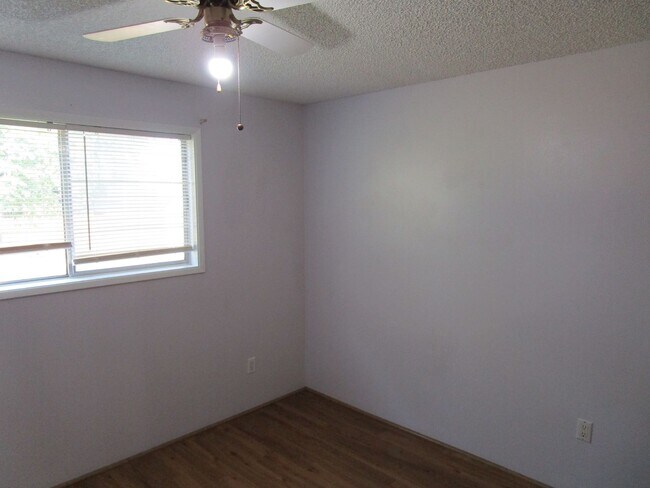 Building Photo - 3 Bedroom, 2 Bathroom Home near Middle Sch...