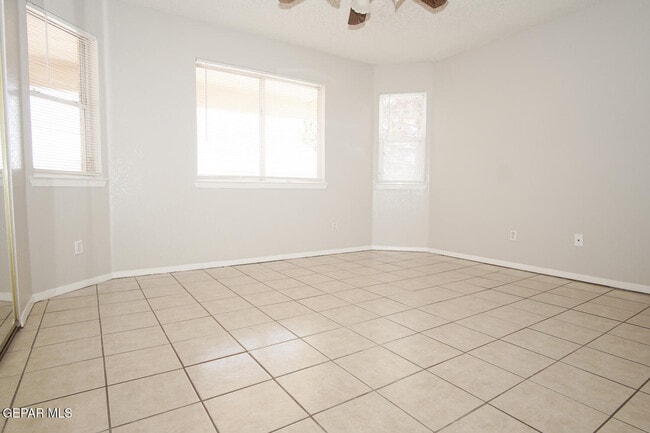 Building Photo - 2151 Sun Manor Dr