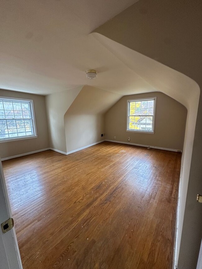 Building Photo - TWO MINUTES TO GREEN HILLS MALL