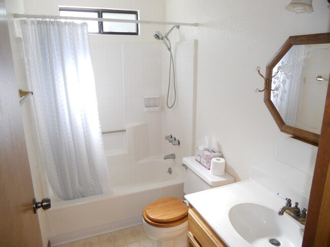 Building Photo - Charming 3-Bed, 2-Bath Home with 2-Car Gar...