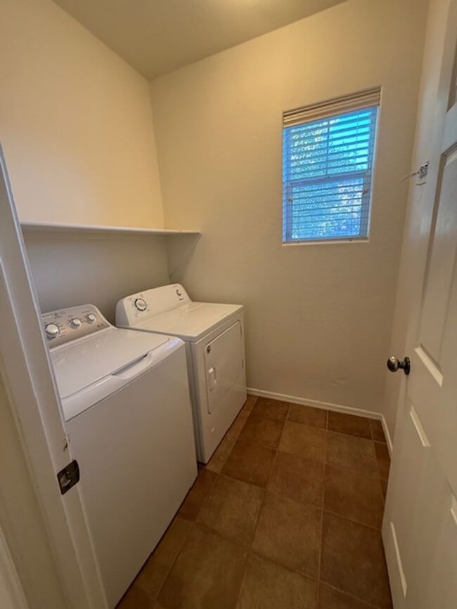 Building Photo - Reduced!!!  Beautiful 2-bedroom 2 Bath with Den in Mountain Gate Contact Property Pros