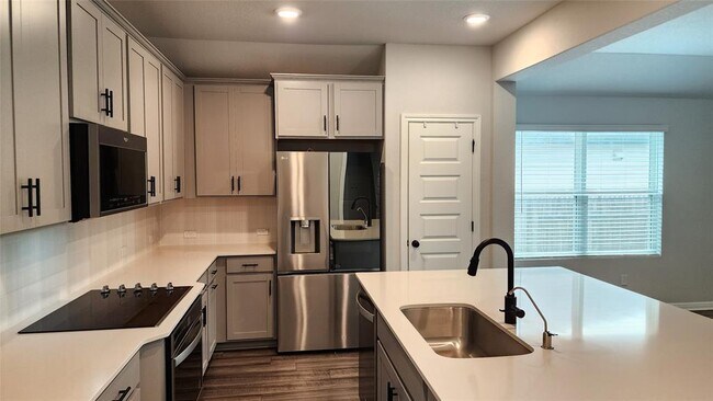 Building Photo - 704 Giorgio Moroder Dr