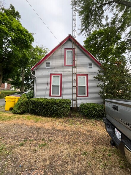 Building Photo - 684 N Broadway Ave