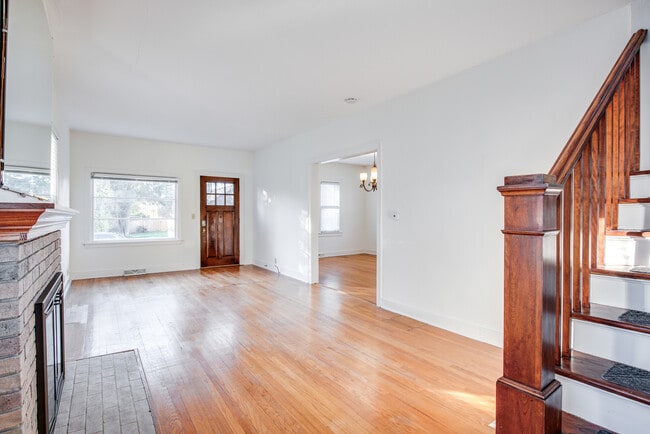 Building Photo - 826 N Center St