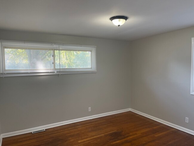 Building Photo - 3 Bed/1 Bath Home in South KC!