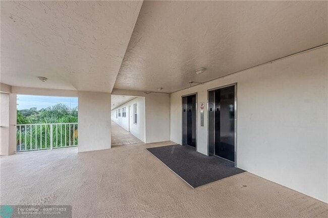 Building Photo - 3850 Oaks Clubhouse Dr