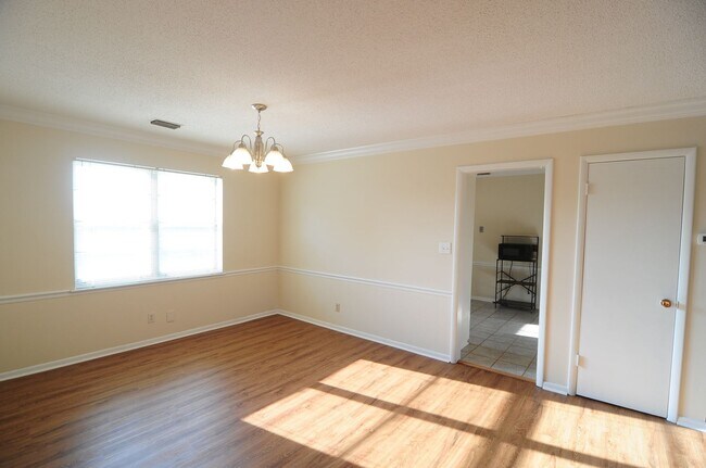 Building Photo - Upper Floor Condo, Great Area