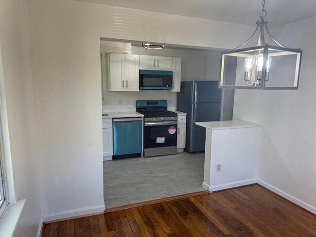 Building Photo - Completely Updated, Open , Quiet House in Oakmont!