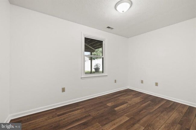 Building Photo - 136 Nightingale Ave