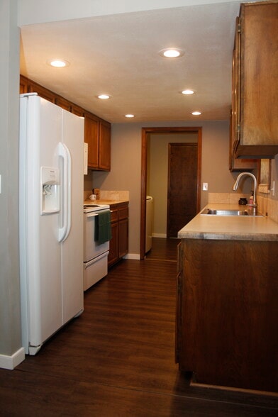 kitchen - 3993 S Law Ave