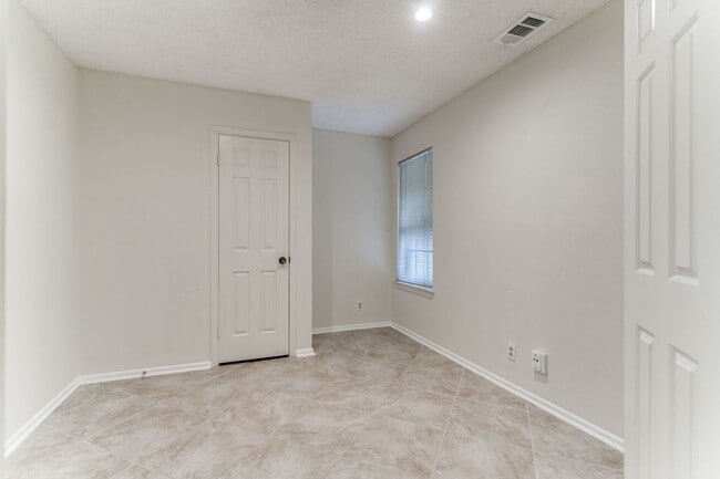 Building Photo - FANTASTIC 3-BEDROOM CONDO AT WHISPER HOLLOW