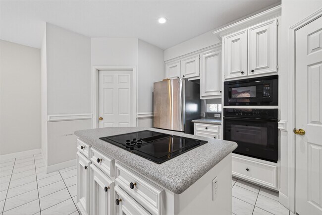 Building Photo - 8023 Oakwood Hollow St