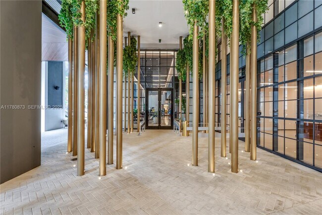 Building Photo - 601 NE 1st Ave