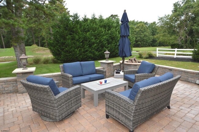 Building Photo - 498 Country Club Dr