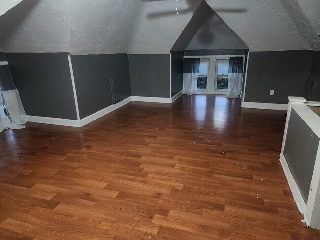 Building Photo - 1330 W 89th St