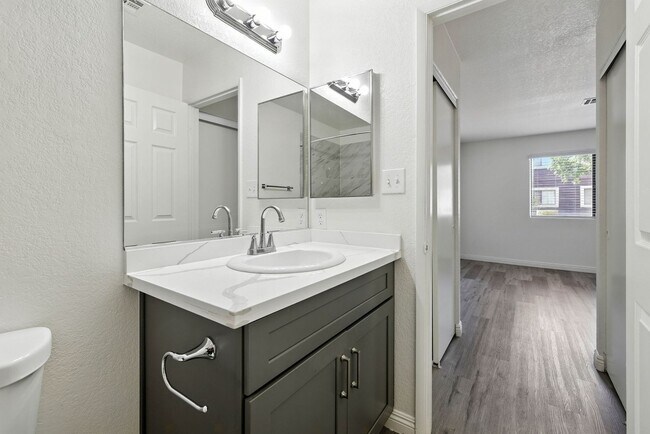 Building Photo - SW!! 2 Bedroom Condo!! 1st Floor!! Newly r...