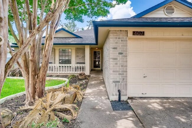 Building Photo - 607 Battlecreek Ln