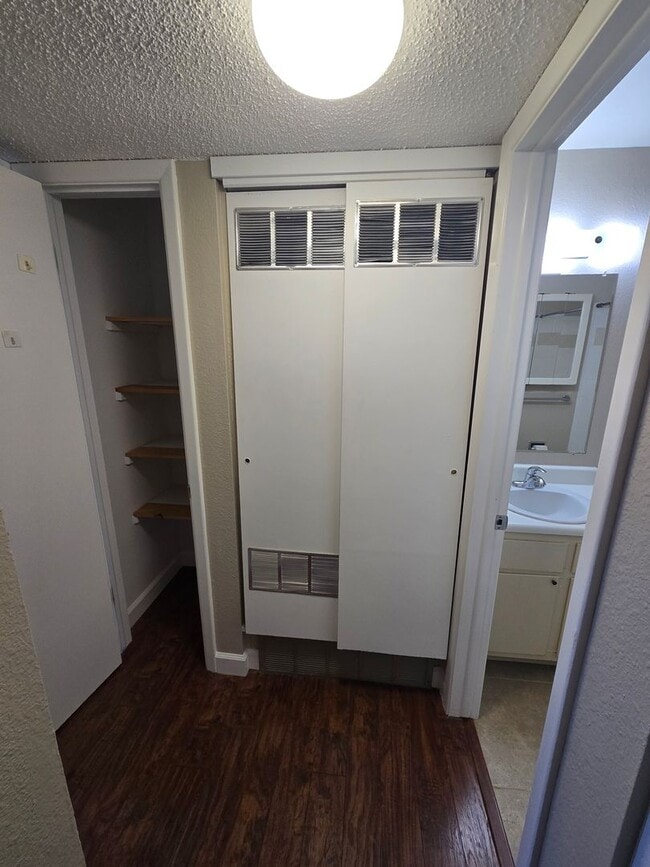 Building Photo - Sunny and Fresh One Bedroom Condo Available For Rent in Louisville!