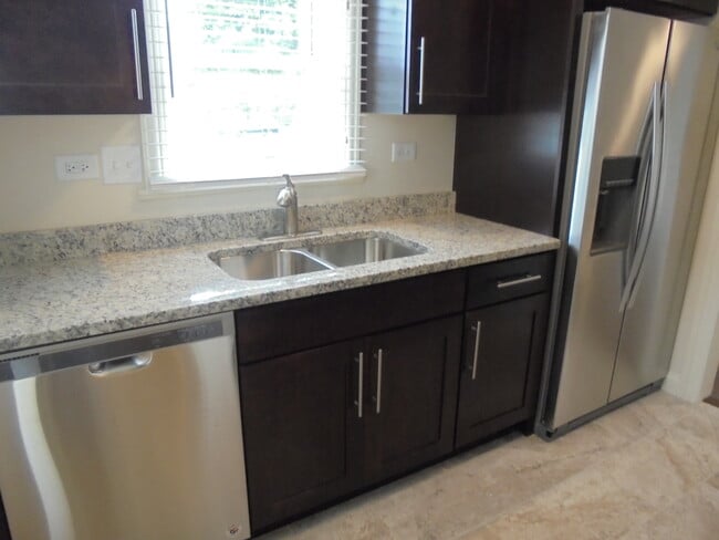 Building Photo - 408 W Sunset Rd