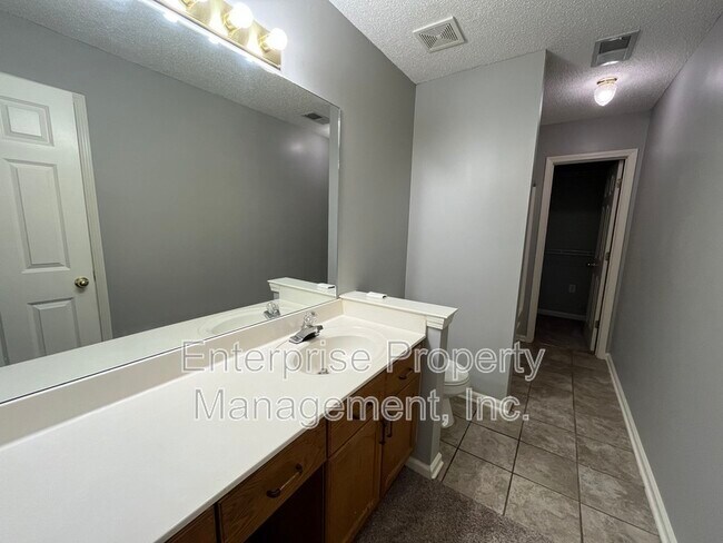 Building Photo - 1096 Sunstar Dr