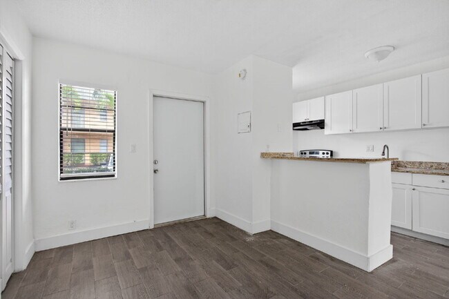 Building Photo - QUICK MOVE IN - FIRST MONTH FREE | Bright & Modern 1-Bedroom Apartment in Prime Oakland Park Loca...